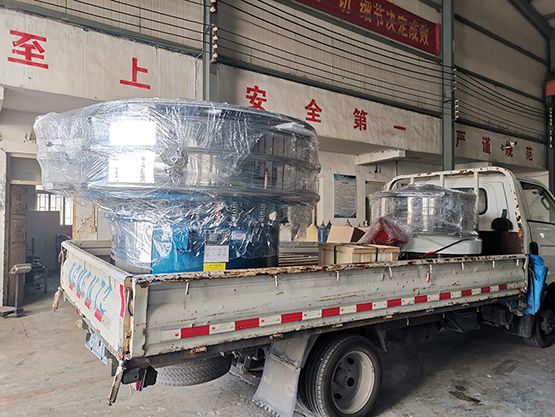 1.5米旋振篩、200型標準檢驗篩、直排篩發貨