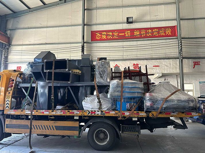 斗式提升機、振動料斗、旋振篩整車發貨