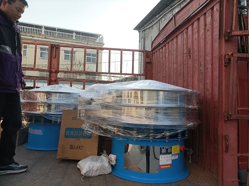 客戶非標定制三臺旋振篩發貨