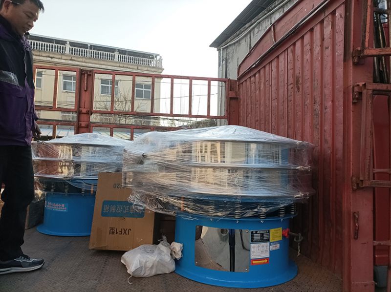 客戶非標定制三臺旋振篩發貨